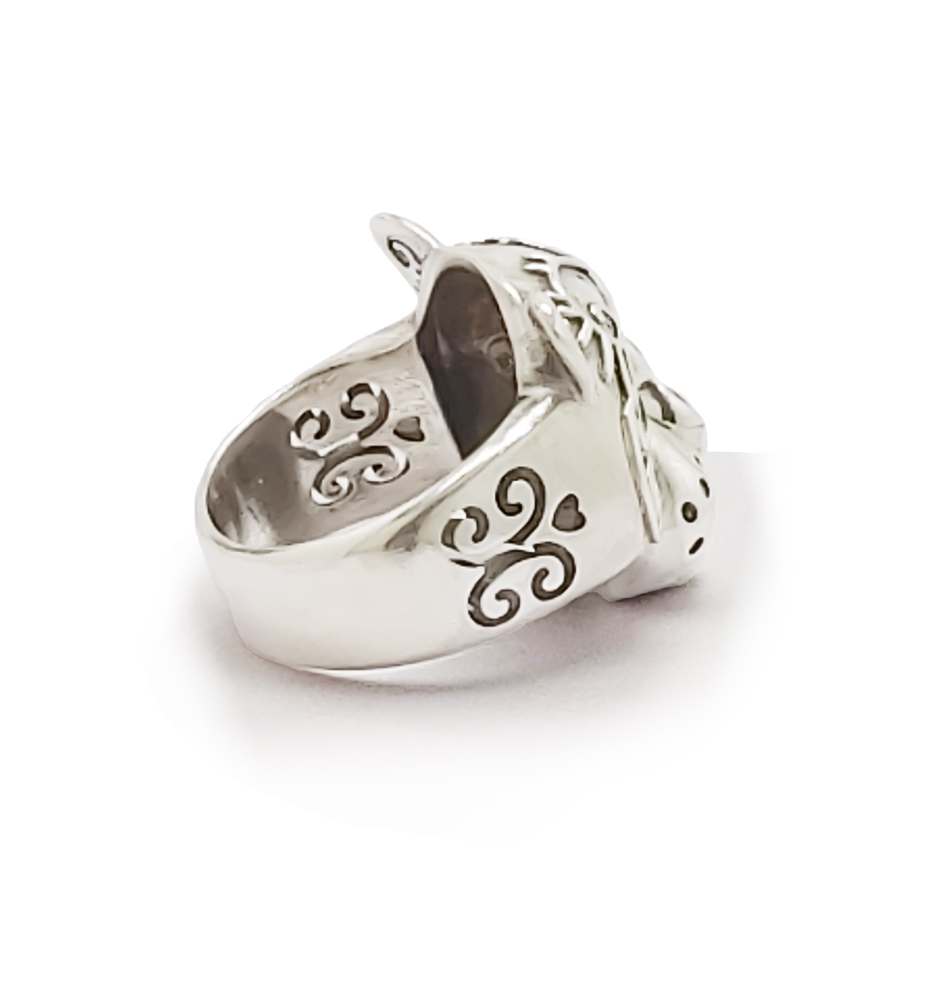 Statement jaguar ring with colorful emrald gemstones