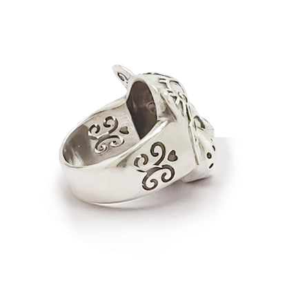 Statement jaguar ring with colorful emrald gemstones