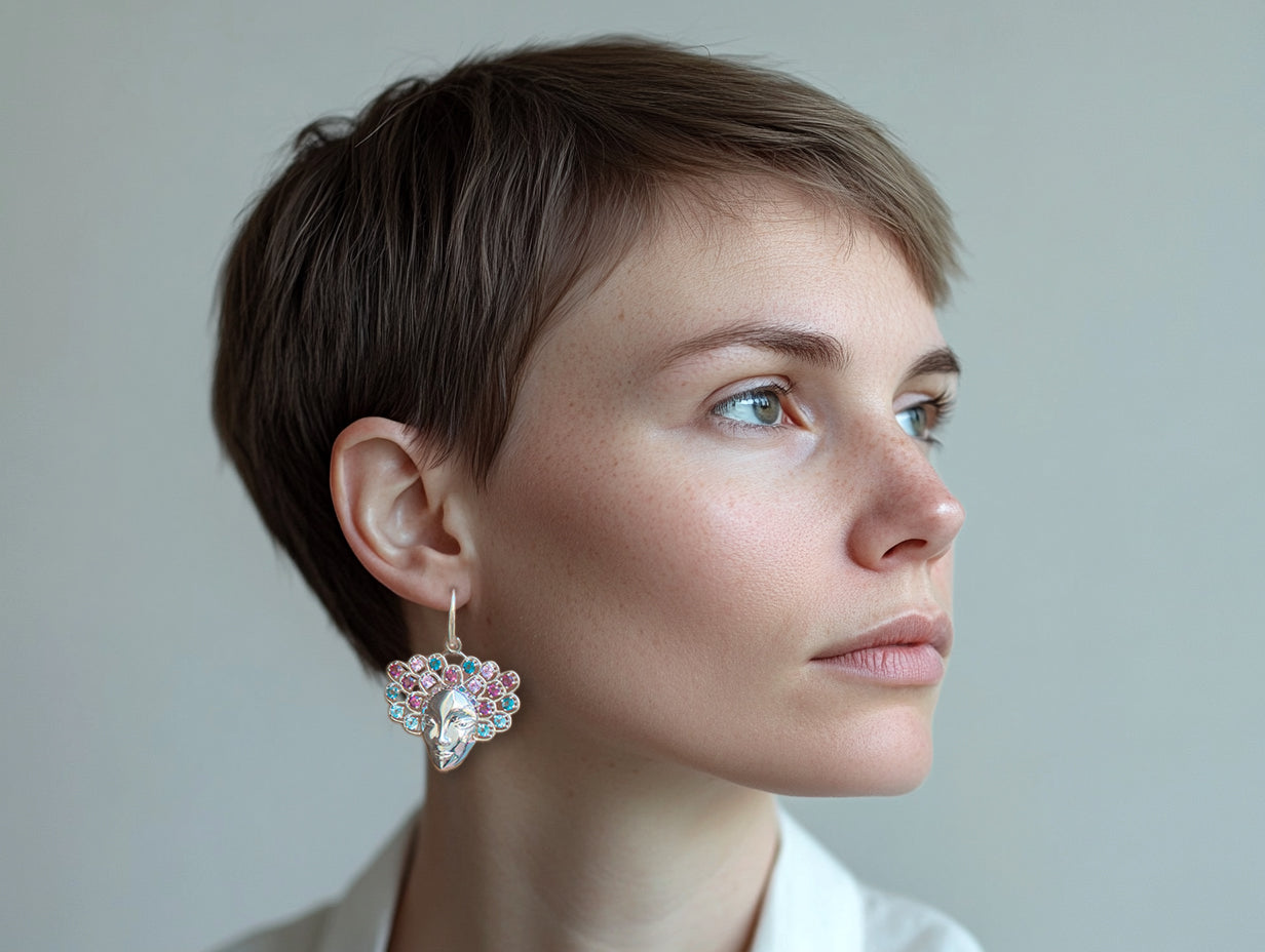 Pendientes Gems, mujer con zafiro, topacio azul, rodolita y topacio azul London, en el pelo