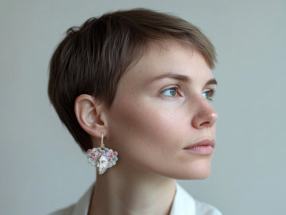 Pendientes Gems, mujer con zafiro, topacio azul, rodolita y topacio azul London, en el pelo