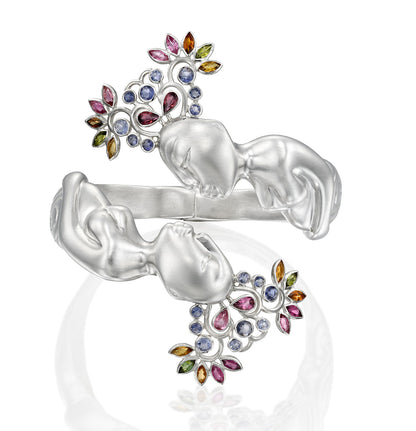 Le duo avec des pierres précieuses tourmaline et iolite