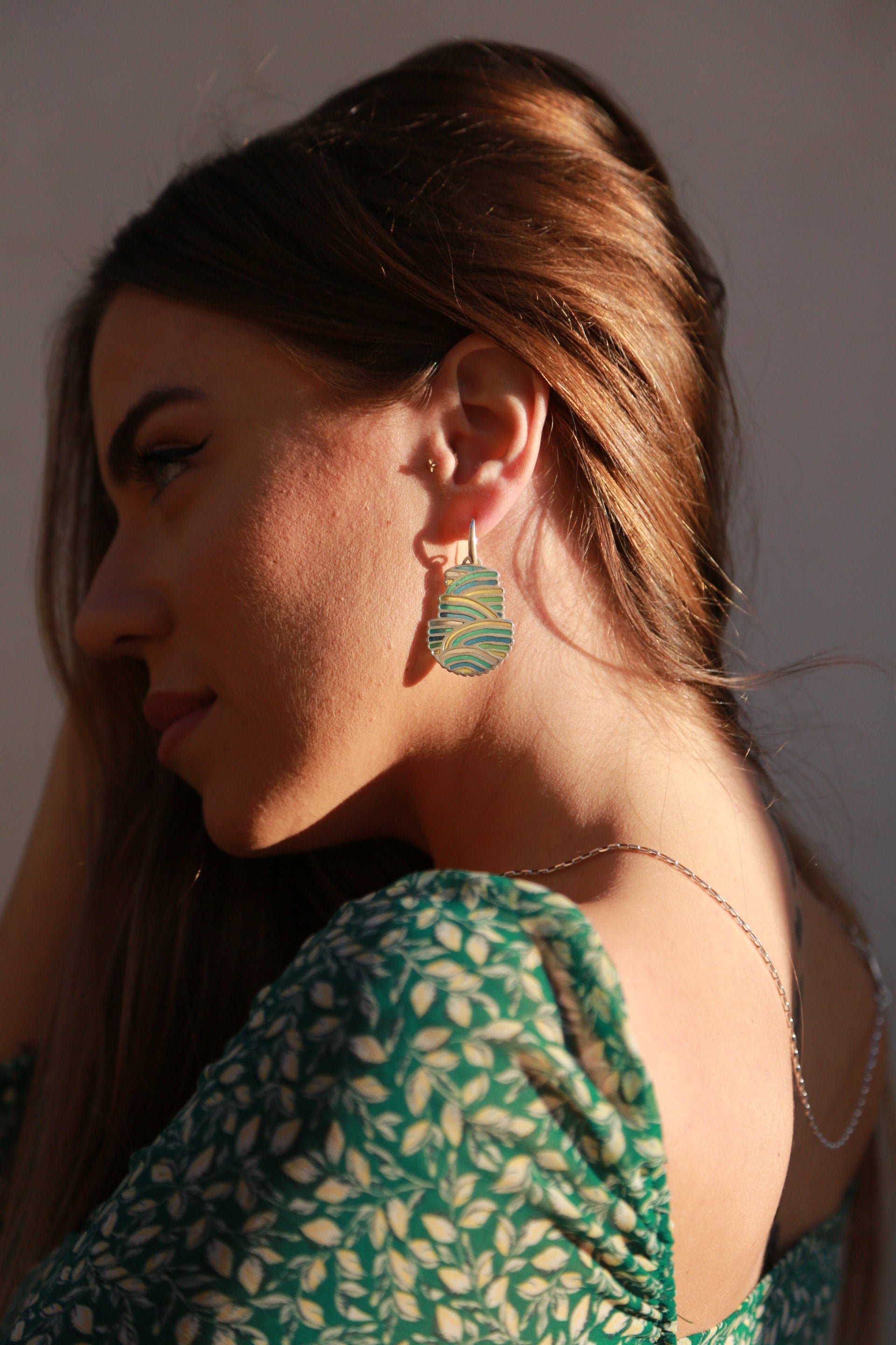 Pendientes colgantes de colores verde azulado, plata esterlina y esmalte frío
