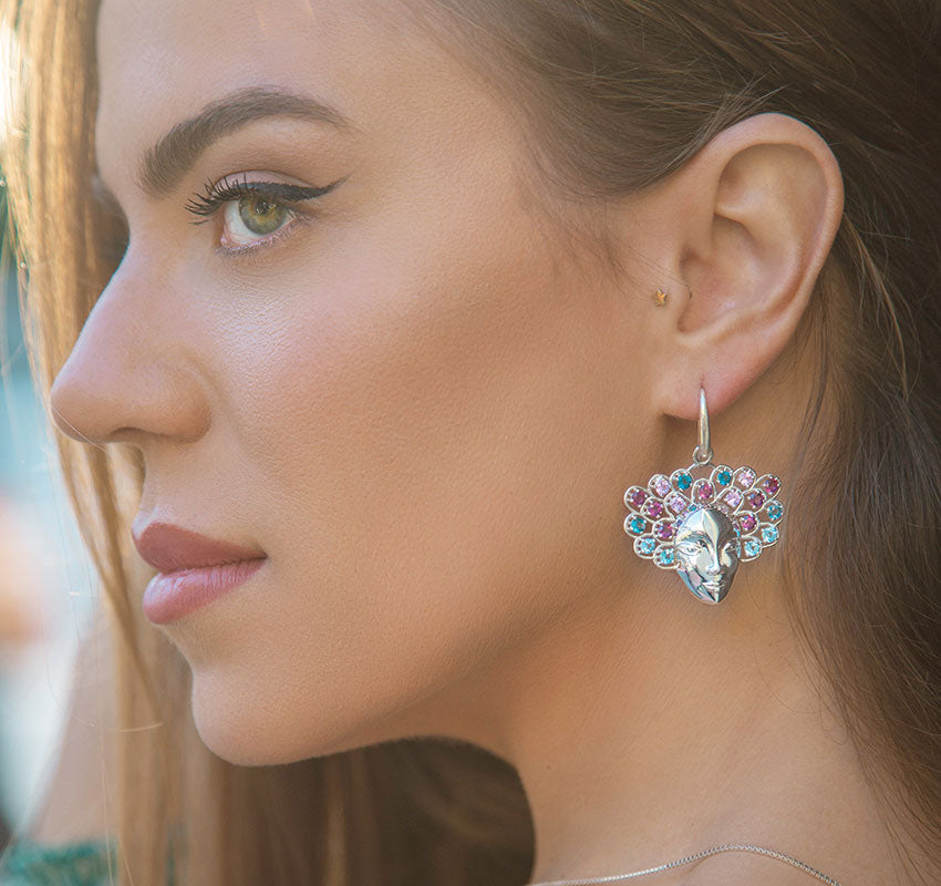 Pendientes Gems, mujer con zafiro, topacio azul, rodolita y topacio azul London, en el pelo