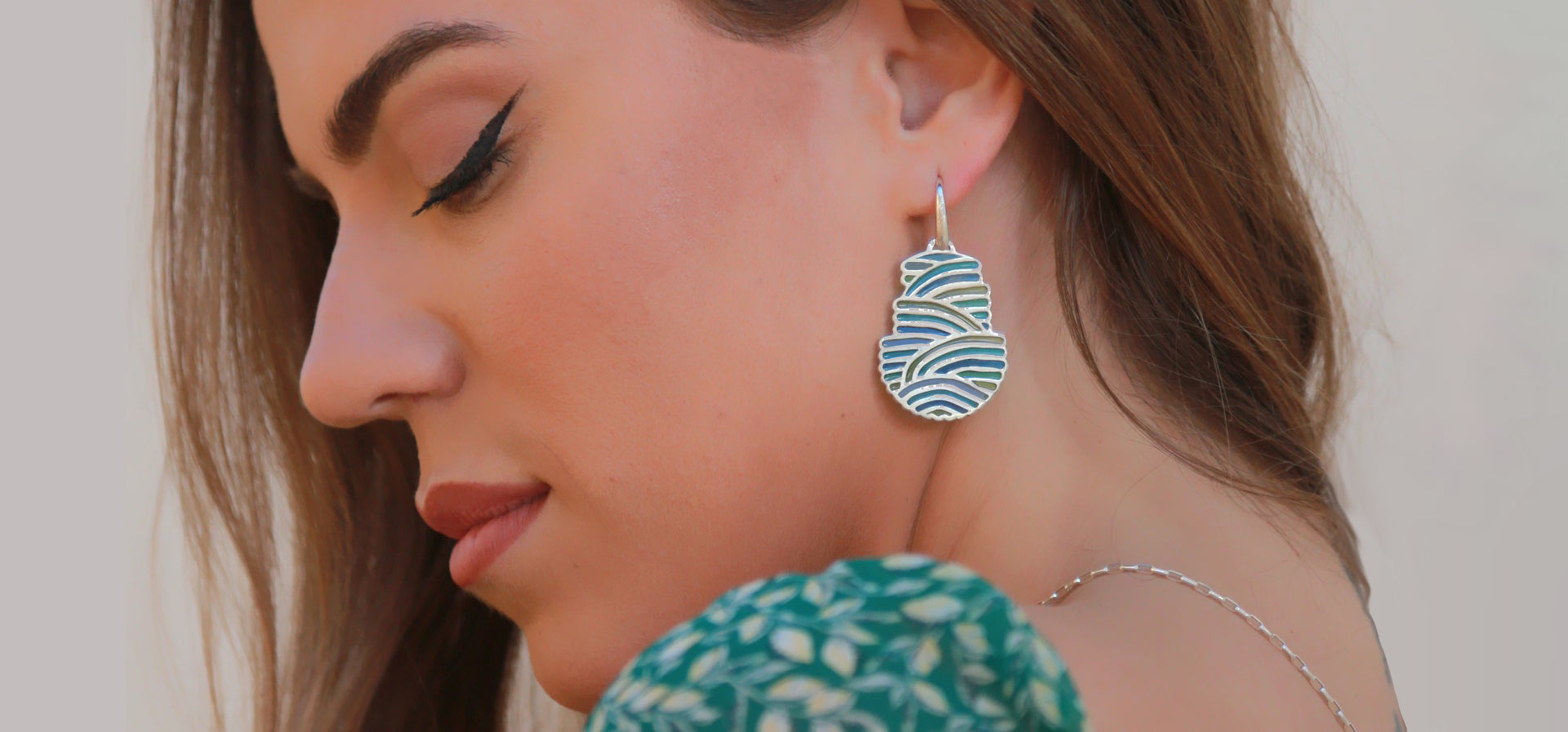 Pendientes colgantes de colores verde azulado, plata esterlina y esmalte frío